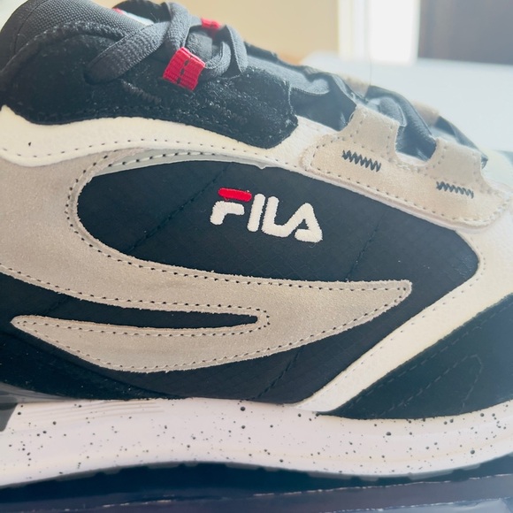 NIB Fila Men's Valado Black, Gray, and Red Active Lifestyle Sneakers 🔥🔥 - Picture 8 of 8